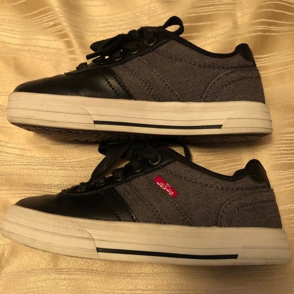 Youth size 12 Levi’s sneakers - Picture 1 of 5